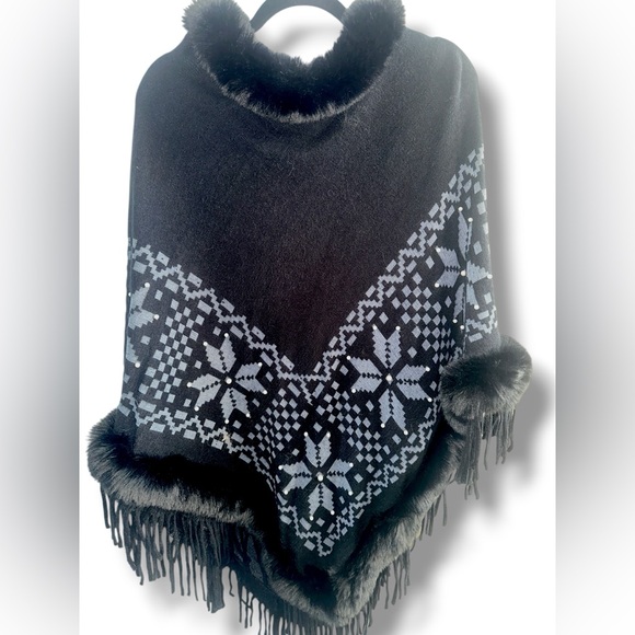 RES WYOKAT Autumn-Winter Geo Pattern Shawl Cape Black White Faux Fur Pearls NWT - Picture 1 of 7